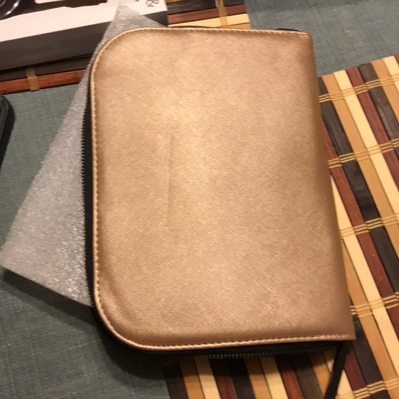 Halston makeup brushes carrying case never used - Picture 4 of 4